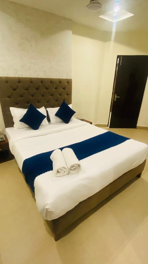 Hotel Landmark จัณฑีครห์ ภายนอก รูปภาพ