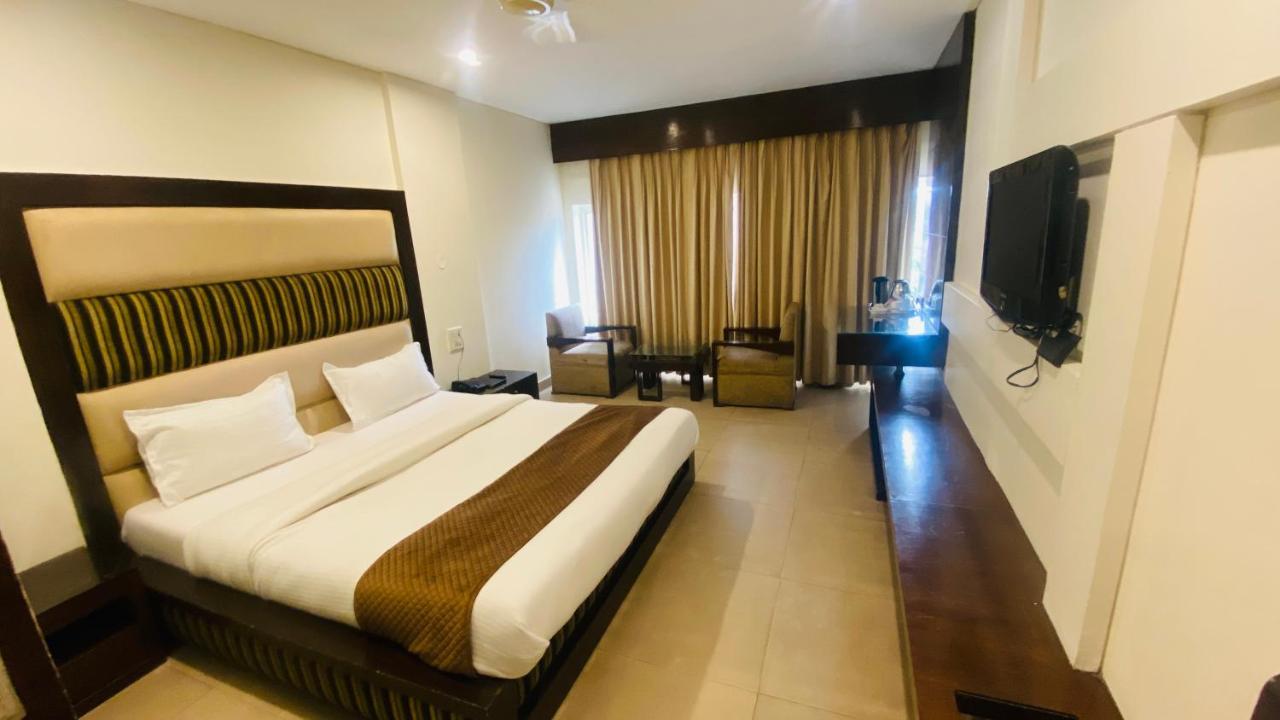 Hotel Landmark จัณฑีครห์ ภายนอก รูปภาพ