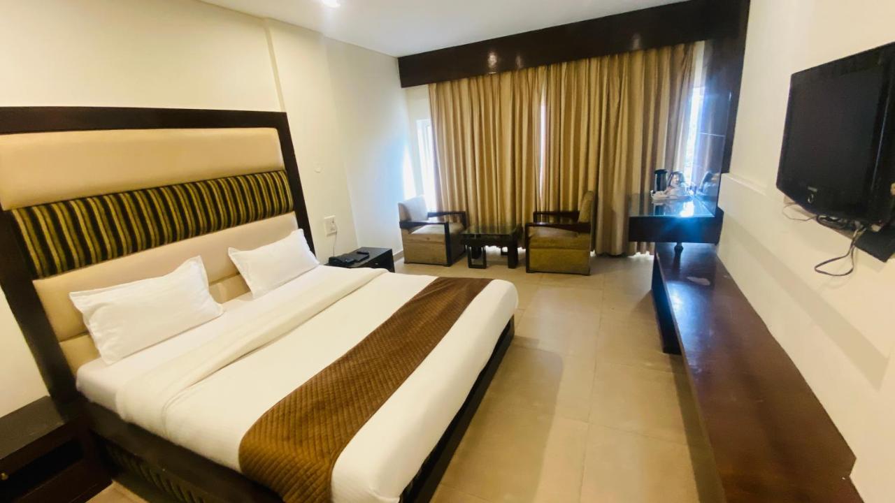 Hotel Landmark จัณฑีครห์ ภายนอก รูปภาพ