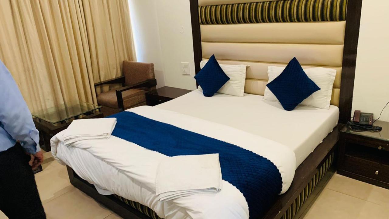 Hotel Landmark จัณฑีครห์ ภายนอก รูปภาพ
